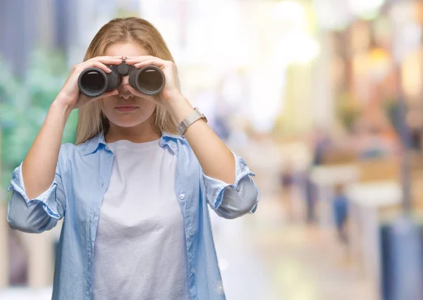 Junge Kaukasische Frau Mit Fernglas Über Isoliertem Hintergrund Und Selbstbewusstem — Stockfoto