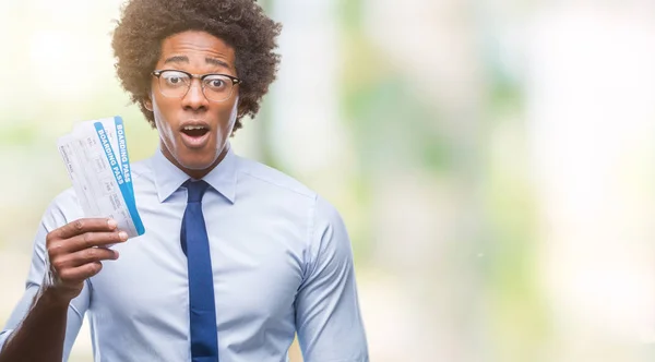 Hombre Afroamericano Sosteniendo Tarjeta Embarque Sobre Fondo Aislado Asustado Shock —  Fotos de Stock