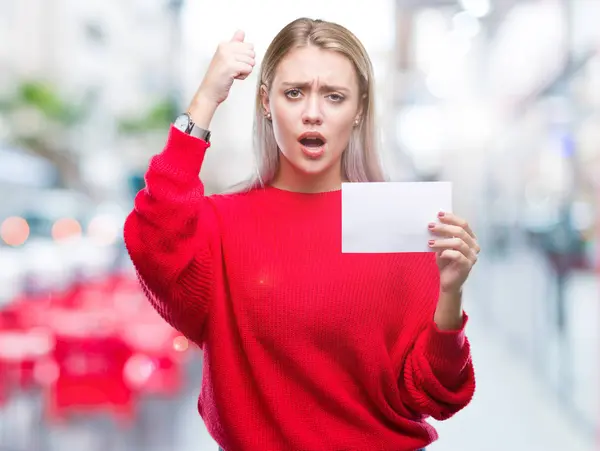 Unga Blonda Kvinnan Hålla Blankt Papperskort Över Isolerade Bakgrund Irriterad — Stockfoto