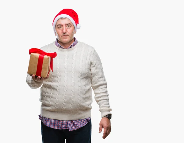 スマートの顔は深刻な思考に自信を持って式に孤立した背景の上身に着けているクリスマスの帽子 持株ギフト ハンサムな年配の男性 — ストック写真