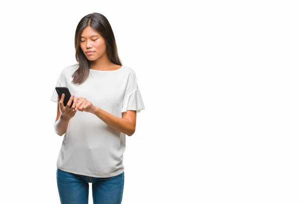 Jeune Asiatique Femme Textos Utilisant Smartphone Sur Fond Isolé Avec — Photo