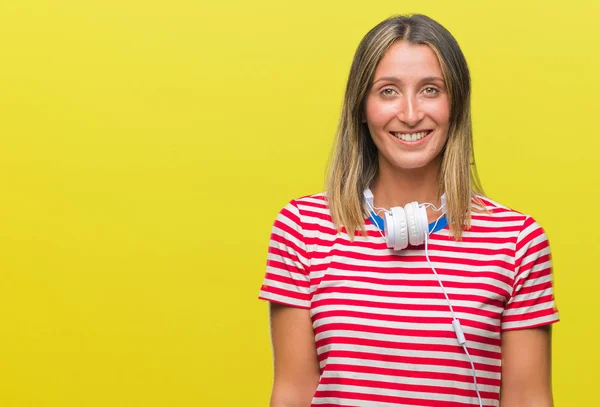 Mujer Hermosa Joven Escuchando Música Con Auriculares Sobre Fondo Aislado —  Fotos de Stock
