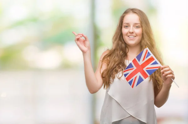 Junge Blonde Frau Mit Fahne Von Sehr Glücklich Zeigt Mit — Stockfoto