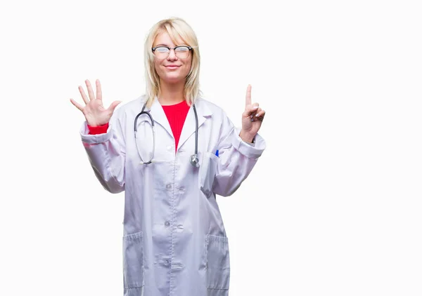 Joven Hermosa Doctora Rubia Vistiendo Uniforme Médico Sobre Fondo Aislado — Foto de Stock