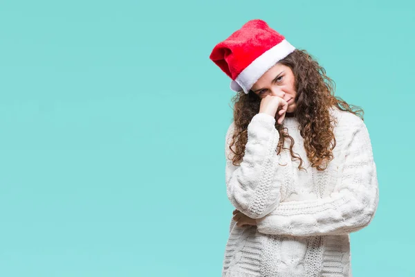 Νέοι Μελαχρινή Κοπέλα Φορώντας Καπέλο Χριστουγέννων Πάνω Από Απομονωμένες Υπόβαθρο — Φωτογραφία Αρχείου