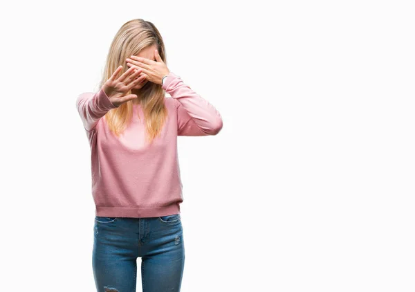 Junge Schöne Blonde Frau Rosa Winterpullover Über Isoliertem Hintergrund Bedeckt — Stockfoto