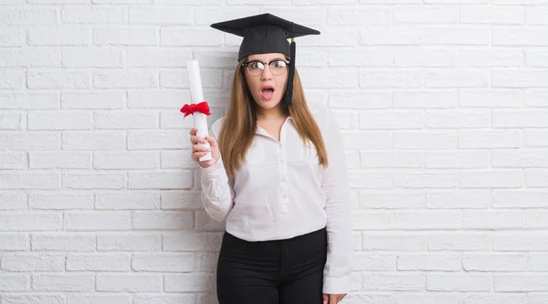 Mujer Adulta Joven Sobre Pared Ladrillo Blanco Con Sombrero Graduado —  Fotos de Stock