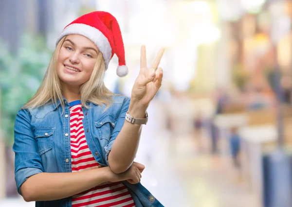 Jonge Kaukasische Vrouw Kerstmuts Dragen Geïsoleerde Achtergrond Glimlachend Met Blij — Stockfoto