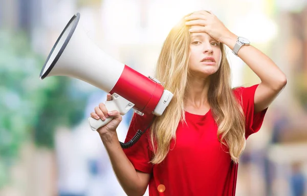 Mladá Krásná Blondýnka Řve Megafonu Izolované Pozadí Zdůraznil Rukou Hlavě — Stock fotografie