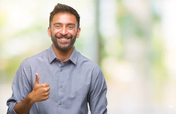 Volwassen Spaanse Man Geïsoleerde Achtergrond Gelukkig Duimschroef Opwaarts Gebaar Met — Stockfoto