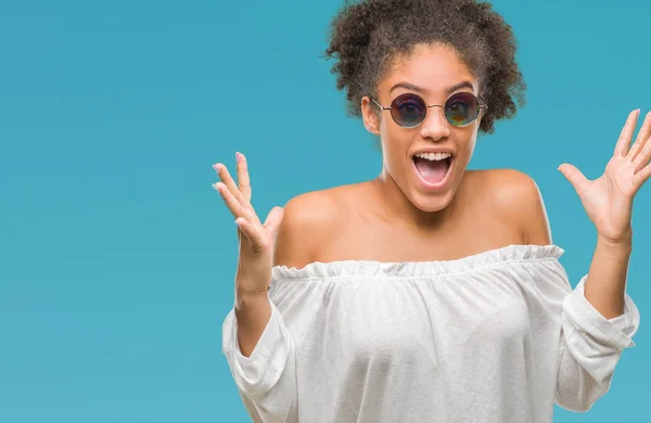 Mujer Afroamericana Joven Con Gafas Sol Sobre Fondo Aislado Celebrando —  Fotos de Stock