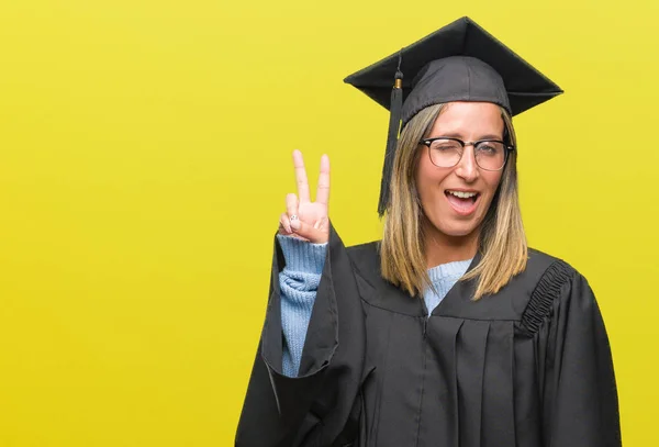 Joven Hermosa Mujer Con Uniforme Graduado Sobre Fondo Aislado Sonriendo — Foto de Stock