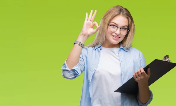 Joven Mujer Negocios Caucásica Sosteniendo Portapapeles Sobre Fondo Aislado Haciendo —  Fotos de Stock