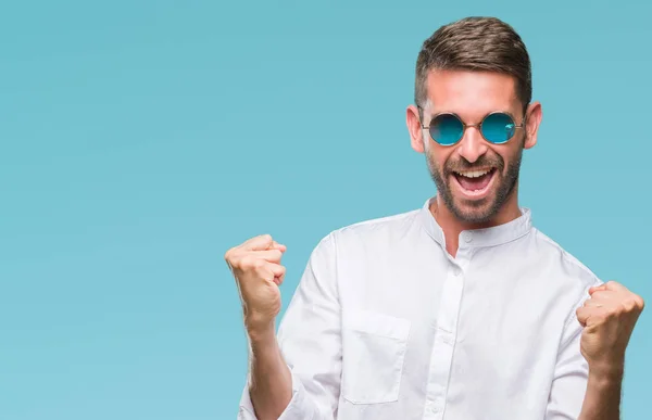 Joven Hombre Guapo Con Gafas Sobre Fondo Aislado Muy Feliz — Foto de Stock