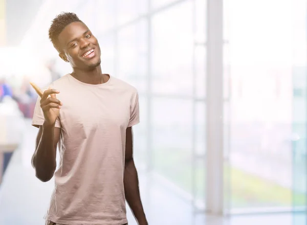 Unga Afroamerikanska Man Mycket Lycklig Pekar Med Hand Och Finger — Stockfoto