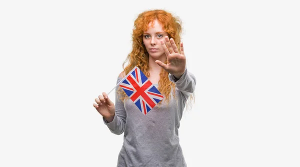 Jovem Ruiva Segurando Bandeira Reino Unido Com Mão Aberta Fazendo — Fotografia de Stock