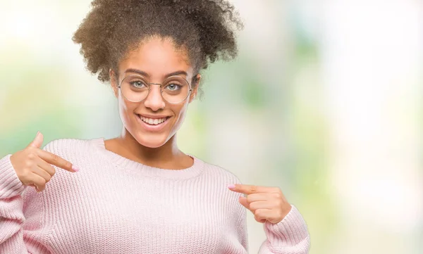 Joven Mujer Afroamericana Con Gafas Sobre Fondo Aislado Mirando Confiado —  Fotos de Stock