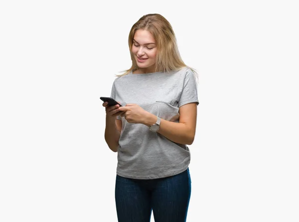 年轻的高加索妇女发送消息使用智能手机在孤立的背景与幸福的脸站在和一个自信的微笑显示牙齿 — 图库照片