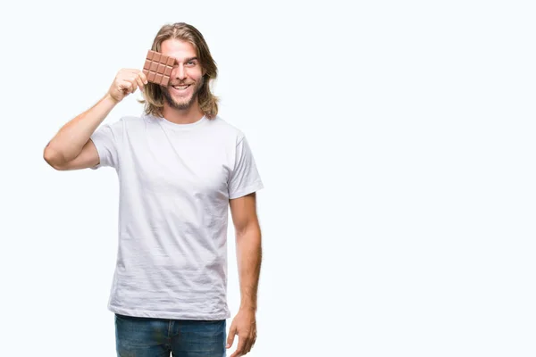 Jonge Knappe Man Met Lang Haar Eten Chocolade Bar Geïsoleerde — Stockfoto