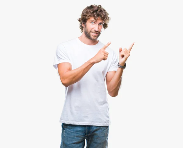 Bonito Homem Modelo Hispânico Sobre Fundo Isolado Sorrindo Olhando Para — Fotografia de Stock