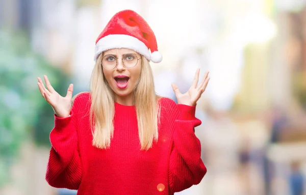 Молодая Красивая Блондинка Рождественской Шляпе Изолированном Фоне Празднует Сумасшедший Поражен — стоковое фото