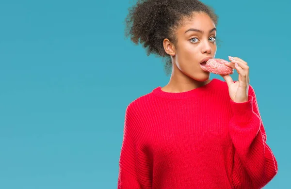 Giovane Donna Afro Americana Mangiare Ciambella Sfondo Isolato Con Espressione — Foto Stock