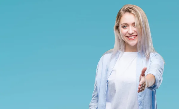 Jovem Mulher Loira Sobre Fundo Isolado Sorrindo Amigável Oferecendo Aperto — Fotografia de Stock