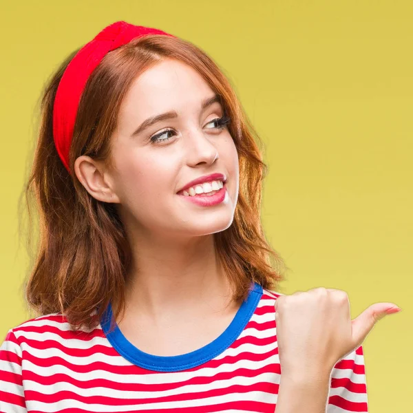 Jovem Bela Mulher Sobre Fundo Isolado Sorrindo Com Rosto Feliz — Fotografia de Stock