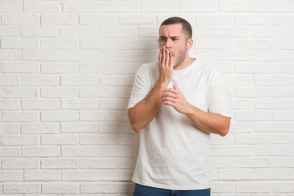 Joven Hombre Caucásico Pie Sobre Pared Ladrillo Blanco Aburrido Bostezo — Foto de Stock