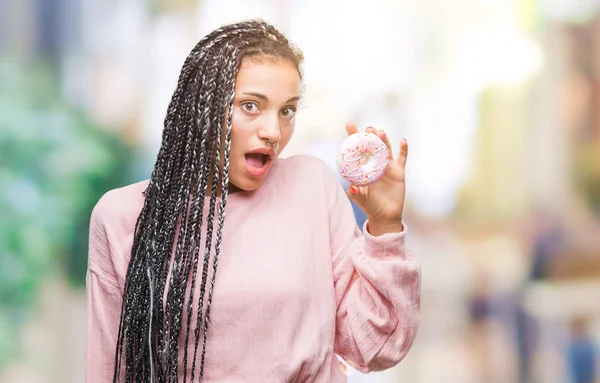 Afro Amerikaanse Meisje Roze Donut Eten Geïsoleerde Achtergrond Bang Schok — Stockfoto