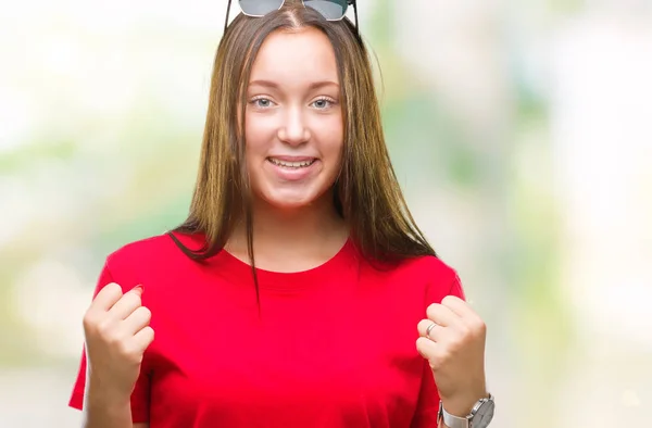 Giovane Bella Donna Caucasica Indossa Occhiali Sole Sfondo Isolato Celebrando — Foto Stock