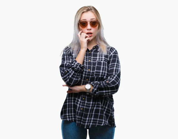 Mujer Rubia Joven Con Gafas Sol Sobre Fondo Aislado Que —  Fotos de Stock