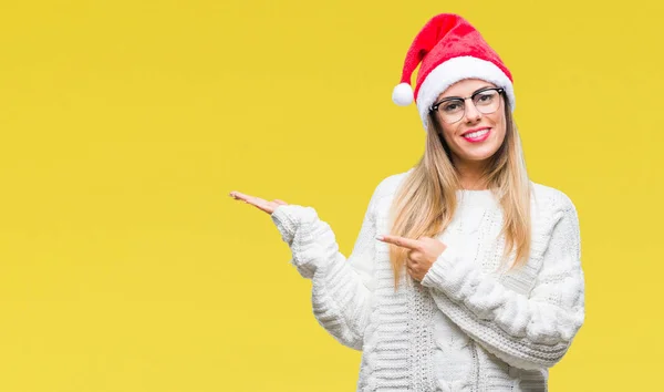 Giovane Bella Donna Che Indossa Cappello Natale Sfondo Isolato Stupito — Foto Stock