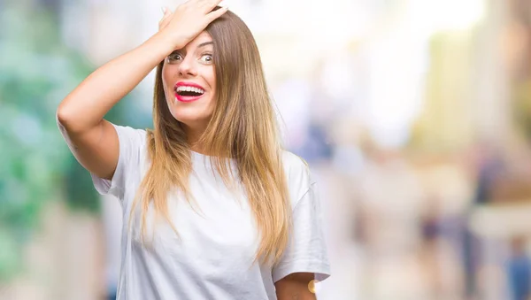 Jovem Bela Mulher Casual Camiseta Branca Sobre Fundo Isolado Surpreso — Fotografia de Stock