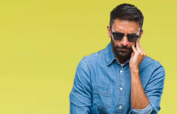 Hombre Hispano Adulto Con Gafas Sol Sobre Fondo Aislado Pensando —  Fotos de Stock