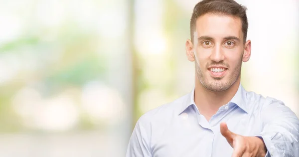 Bonito Jovem Empresário Sorrindo Amigável Oferecendo Aperto Mão Como Saudação — Fotografia de Stock