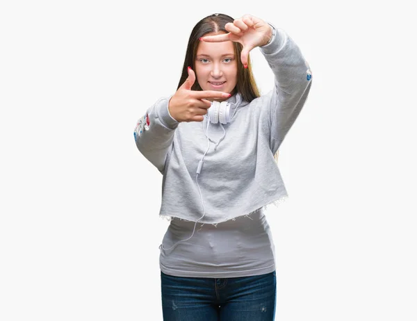 年轻美丽的白人学生妇女戴着耳机在孤立的背景微笑制作框架用手和手指与快乐的脸 创意与摄影理念 — 图库照片
