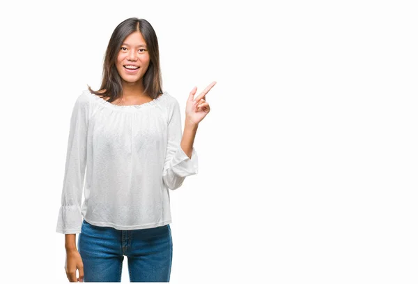 Asian Kobieta Młody Białym Tle Wielkim Uśmiechem Twarzy Wskazując Dłoni — Zdjęcie stockowe