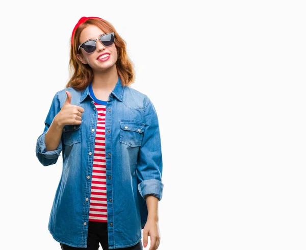 Молода Красива Жінка Над Ізольованим Фоном Носить Сонцезахисні Окуляри Роблячи — стокове фото