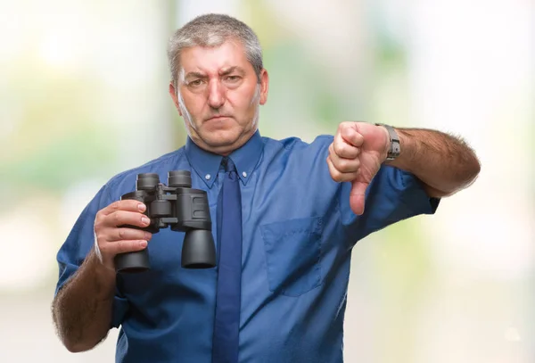 Hombre Mayor Guapo Mirando Través Prismáticos Sobre Fondo Aislado Con —  Fotos de Stock