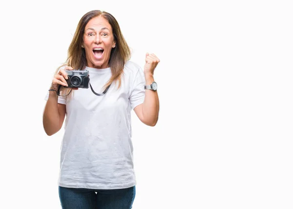 Středním Věku Hispánský Žena Pořizování Snímků Použitím Ročník Fotografické Kamery — Stock fotografie