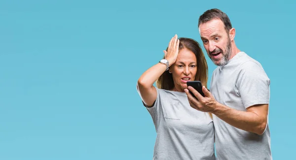 Medelåldern Spansktalande Par Sms Meddelande Smartphone Ver Isolerade Bakgrund Stressad — Stockfoto