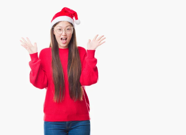 Jovem Chinesa Sobre Fundo Isolado Vestindo Chapéu Natal Celebrando Louco — Fotografia de Stock