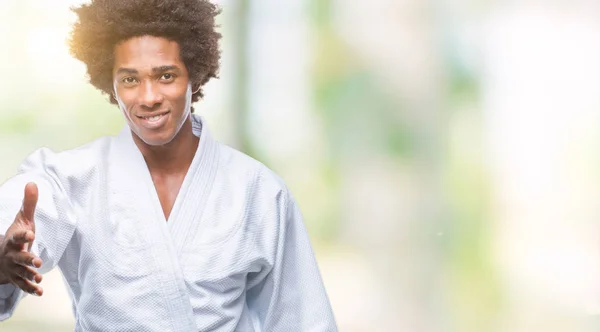 Afroamerikanischer Mann Karate Kimono Vor Isoliertem Hintergrund Freundlich Lächelnd Und — Stockfoto
