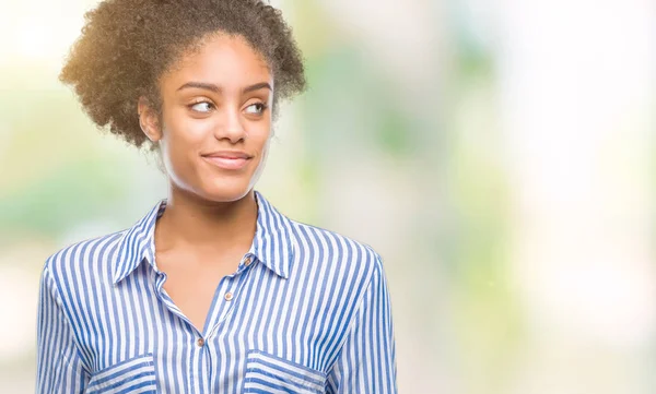 Jovem Afro Americana Sobre Fundo Isolado Sorrindo Olhando Lado Olhando — Fotografia de Stock