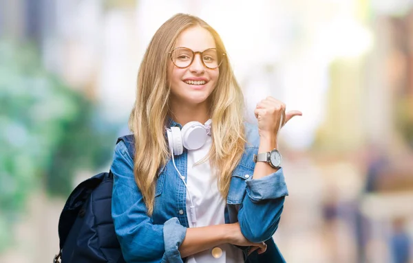 Jonge Mooie Blonde Student Vrouw Hoofdtelefoons Bril Dragen Geïsoleerde Achtergrond — Stockfoto