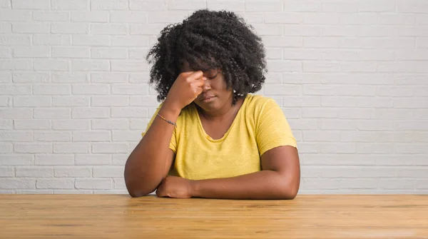 Jovem Afro Americana Sentada Mesa Casa Cansada Esfregando Nariz Olhos — Fotografia de Stock