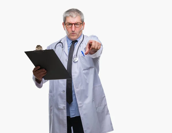 Przystojny Doktor Starszy Człowiek Gospodarstwa Schowka Białym Tle Wskazując Palcem — Zdjęcie stockowe