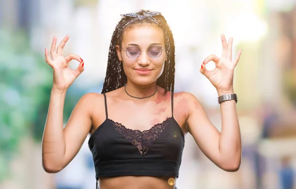 Giovani Capelli Intrecciati Afroamericani Con Marchio Nascita Indossano Occhiali Sole — Foto Stock