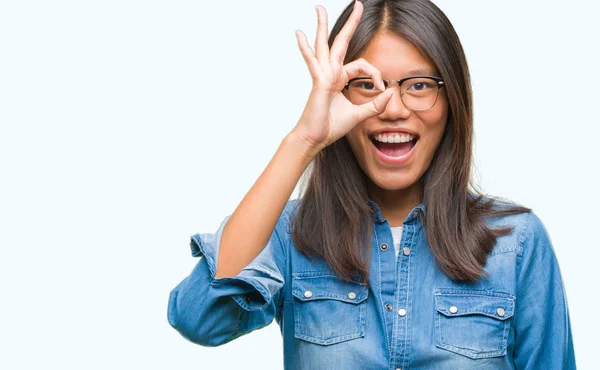 Joven Asiático Mujer Usando Gafas Sobre Aislado Fondo Haciendo Gesto —  Fotos de Stock